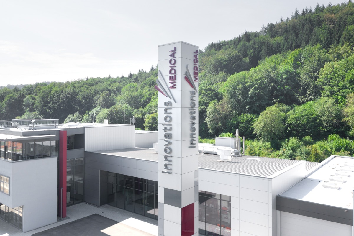 Turm mit Logo vor dem Gebäude von Innovations Medical Tuttlingen